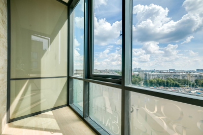 Панорамное остекление балконов с матовым низом